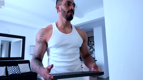 Snapshot of tony_muscle1 chatting on December 22, 6:26 pm tony muscle1 online show from December 22, 6:26 pm
