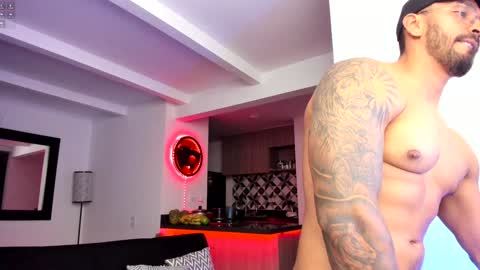 Snapshot of tony_muscle1 chatting on December 25, 2:35 am tony muscle1 online show from December 25, 2:35 am