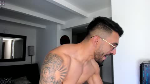 Snapshot of tony_muscle1 chatting on January 12, 11:26 pm tony muscle1 online show from January 12, 11:26 pm