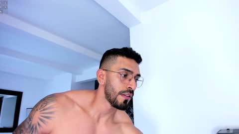Snapshot of tony_muscle1 chatting on January 26, 11:18 pm tony muscle1 online show from January 26, 11:18 pm