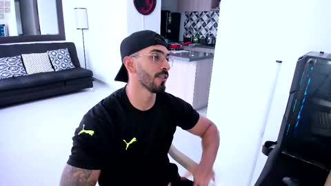 Snapshot of tony_muscle1 chatting on February 10, 8:31 pm tony muscle1 online show from February 10, 8:31 pm