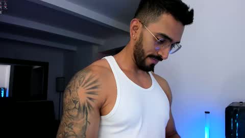 Snapshot of tony_muscle1 chatting on February 13, 3:39 am tony muscle1 online show from February 13, 3:39 am