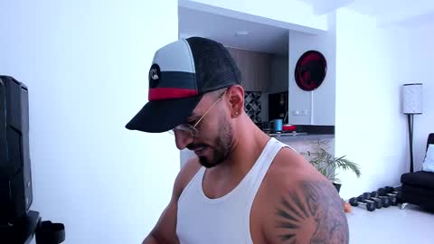 Snapshot of tony_muscle1 chatting on February 23, 6:34 pm tony muscle1 online show from February 23, 6:34 pm