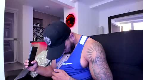 Snapshot of tony_muscle1 chatting on March 2, 11:20 pm tony muscle1 online show from March 2, 11:20 pm