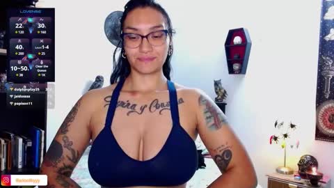 Snapshot of toothyy chatting on February 12, 12:27 am toothyy online show from February 12, 12:27 am