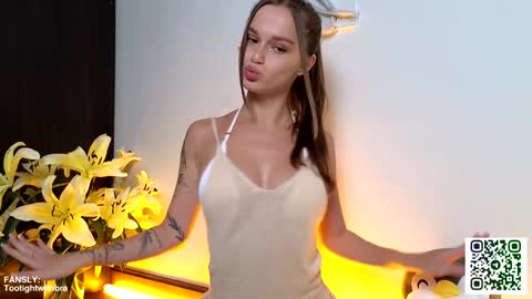 Snapshot of tootightwithbra chatting on December 13, 5:49 am Kira online show from December 13, 5:49 am