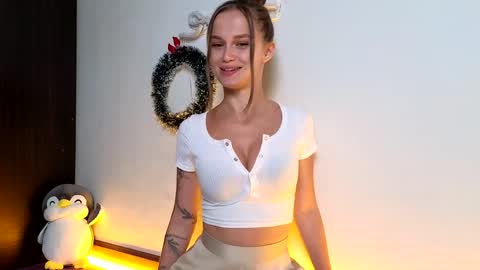 Snapshot of tootightwithbra chatting on December 21, 7:35 am Kira online show from December 21, 7:35 am