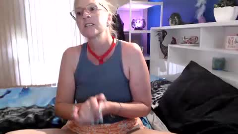 Snapshot of total_aussie_milfs chatting on January 28, 11:17 pm Milly online show from January 28, 11:17 pm