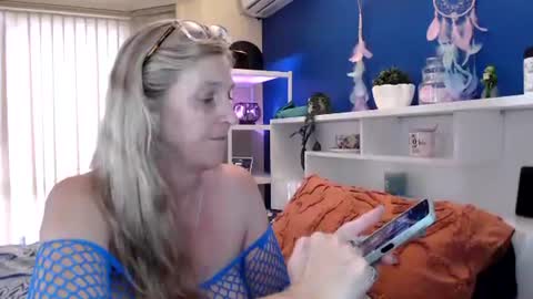 Snapshot of total_aussie_milfs chatting on February 4, 11:06 pm Milly online show from February 4, 11:06 pm