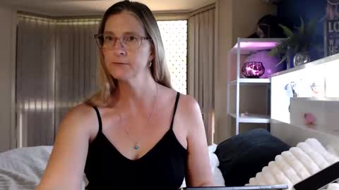 Snapshot of total_aussie_milfs chatting on October 26, 11:42 pm Milly online show from October 26, 11:42 pm
