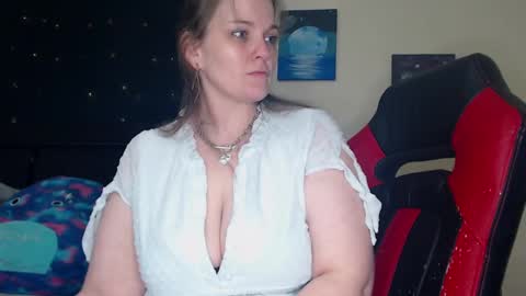 Snapshot of toxiclilly chatting on December 18, 10:19 am Lilly Miss Mistress Goddess Maam Queen Boss online show from December 18, 10:19 am