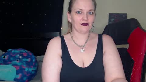 Snapshot of toxiclilly chatting on January 5, 10:53 am Lilly Miss Mistress Goddess Maam Queen Boss online show from January 5, 10:53 am