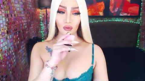 KYLIE BELLA  TS online show from February 17, 10:03 pm