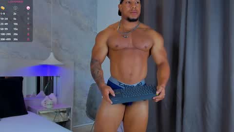 Snapshot of travis_lenox_ chatting on September 17, 12:29 pm Travis online show from September 17, 12:29 pm