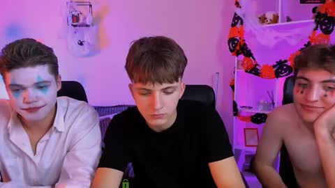 Travis online show from October 31, 9:27 pm