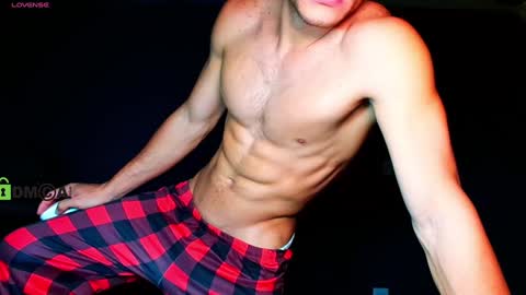 Snapshot of travisdiamonds chatting on January 21, 1:29 am TRAVIS. online show from January 21, 1:29 am