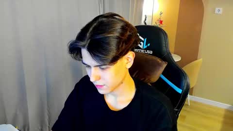 Snapshot of travisrivas chatting on December 19, 5:31 pm travisrivas online show from December 19, 5:31 pm