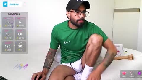 Snapshot of treborshunter chatting on February 17, 6:36 pm Hunter man online show from February 17, 6:36 pm