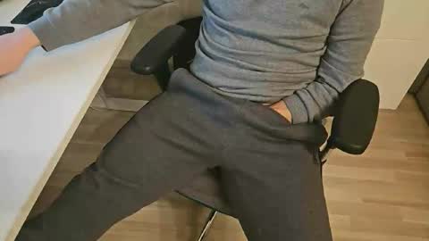 Snapshot of tree1989 chatting on February 7, 9:04 pm tree1989 online show from February 7, 9:04 pm