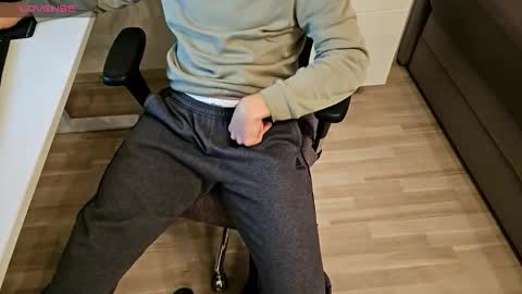 Snapshot of tree1989 chatting on November 16, 7:41 pm tree1989 online show from November 16, 7:41 pm