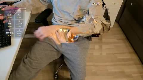 Snapshot of tree1989 chatting on December 18, 6:58 pm tree1989 online show from December 18, 6:58 pm