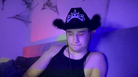 Snapshot of trendygay chatting on November 16, 6:13 pm trendygay online show from November 16, 6:13 pm