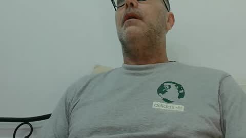 Snapshot of trevido4u chatting on December 15, 1:21 am trevido4u online show from December 15, 1:21 am