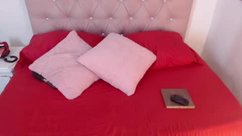 triana_crimson online show from February 3, 10:43 pm