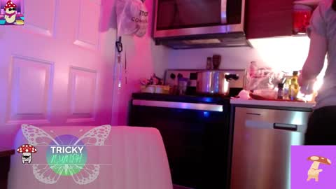 Snapshot of tricky_nymph chatting on October 2, 6:42 am Cassie online show from October 2, 6:42 am