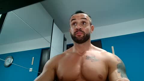 Snapshot of tridentmuscles chatting on December 2, 11:07 pm tridentmuscles online show from December 2, 11:07 pm