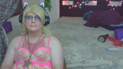 Snapshot of trinasvede chatting on September 23, 5:10 am Trina Tushy Deluxe online show from September 23, 5:10 am