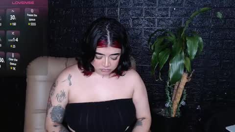 trixxiee_ online show from December 17, 12:45 am