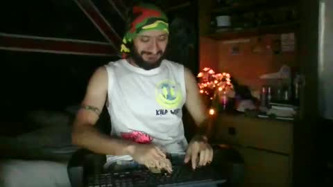 Snapshot of trizquelmen chatting on December 3, 3:41 am Andrew online show from December 3, 3:41 am