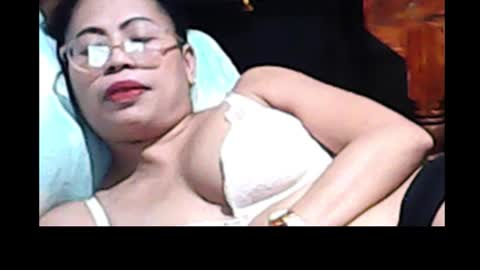 Snapshot of truefilipinabeauty chatting on November 16, 9:48 am emily online show from November 16, 9:48 am