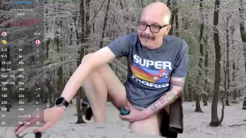 Snapshot of tumbles05 chatting on December 4, 6:12 am tumbling through online show from December 4, 6:12 am