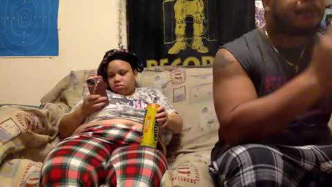 Snapshot of twinandlea chatting on December 5, 2:53 am Twin and Lea online show from December 5, 2:53 am