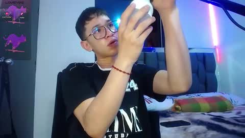 Snapshot of twink_daren chatting on February 18, 4:59 pm Mr Daren online show from February 18, 4:59 pm