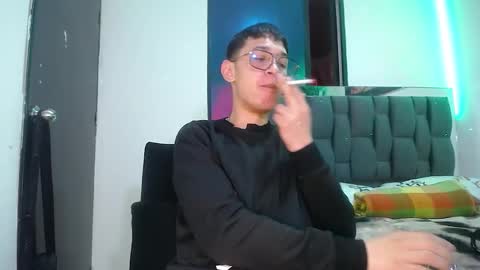 Snapshot of twink_daren chatting on February 19, 5:27 pm Mr Daren online show from February 19, 5:27 pm
