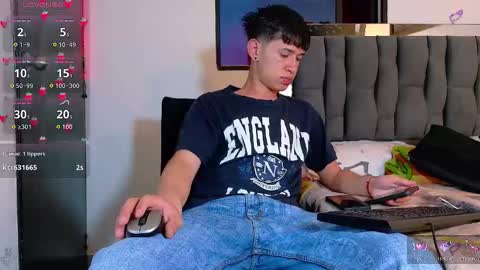 Snapshot of twink_daren chatting on September 27, 7:19 pm Mr Daren online show from September 27, 7:19 pm