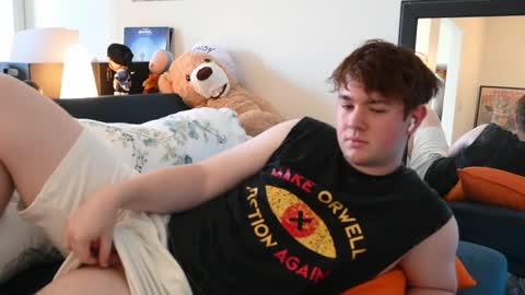 Snapshot of twinkinamask chatting on December 20, 7:37 am Charlie online show from December 20, 7:37 am