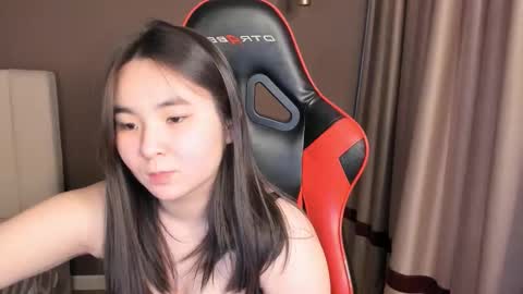 Snapshot of twitty_kiki chatting on March 3, 4:18 am Kiki online show from March 3, 4:18 am