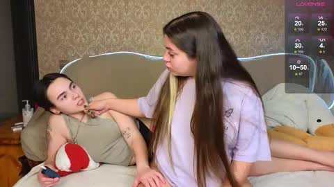 Snapshot of twobabesweet chatting on January 18, 12:15 pm Welcome guys We Lili and Vic PVT open online show from January 18, 12:15 pm