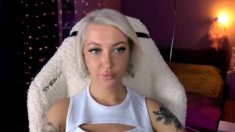 Snapshot of tykioty_miley chatting on December 6, 2:28 pm Miley online show from December 6, 2:28 pm