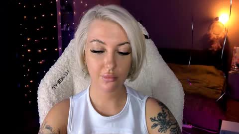 Snapshot of tykioty_miley chatting on December 7, 1:51 pm Miley online show from December 7, 1:51 pm