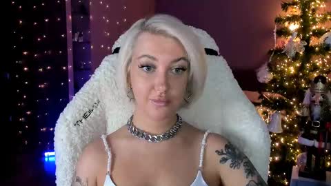 Snapshot of tykioty_miley chatting on December 21, 12:38 pm Miley online show from December 21, 12:38 pm