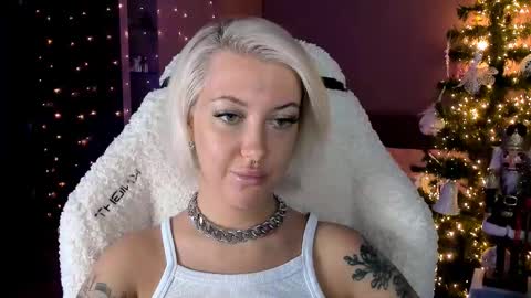 Snapshot of tykioty_miley chatting on December 22, 1:44 pm Miley online show from December 22, 1:44 pm