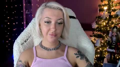 Snapshot of tykioty_miley chatting on December 25, 3:38 pm Miley online show from December 25, 3:38 pm