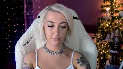 Snapshot of tykioty_miley chatting on December 29, 6:16 pm Miley online show from December 29, 6:16 pm