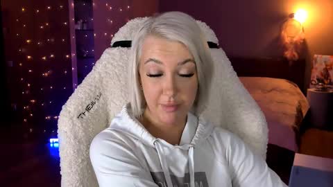 Snapshot of tykioty_miley chatting on January 29, 5:24 pm Miley online show from January 29, 5:24 pm