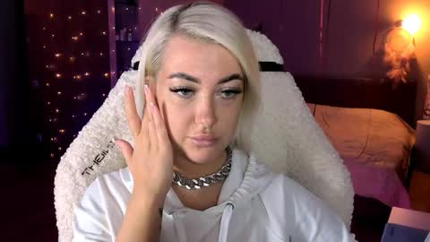 Snapshot of tykioty_miley chatting on February 23, 2:25 pm Miley online show from February 23, 2:25 pm